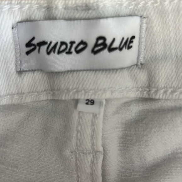 STUDIO BLUE women’s size 29 white distressed cutoff shorts mid rise - Picture 4 of 4